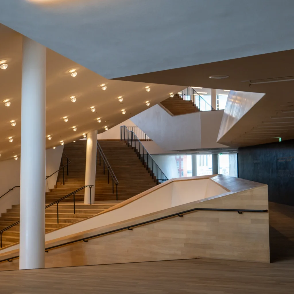 Elbphilharmonie Hamburg - Ebenen - Strukturen - Lichter als Symbol für Beratung in Unternehmen